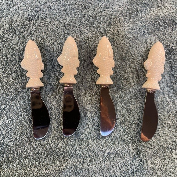 (4) Ceramic White Handled Fish Spreaders by Boston Warehouse Trading Co 2007 - Picture 5 of 7